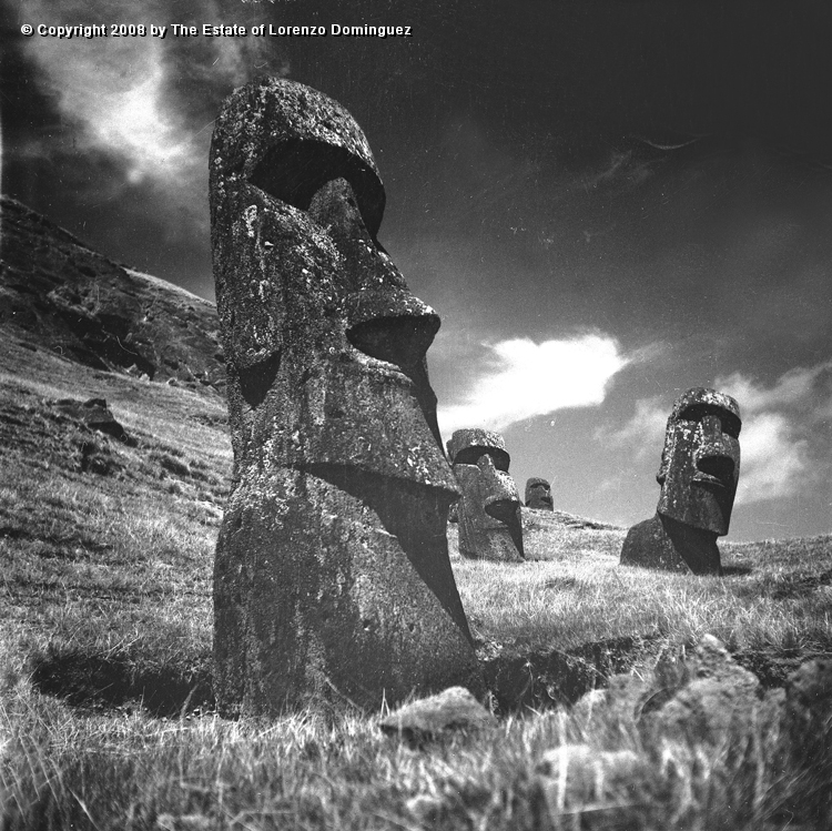 RRE_Gioconda_03.jpg - Easter Island. 1960. Sentry moai on the exterior slope of Rano Raraku. Picture taken with filter. On the foreground, the moai identified by Lorenzo Dominguez as "Gioconda."