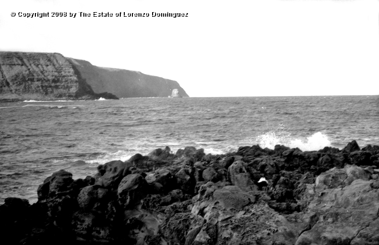 TAM_Ana_Havea_06.jpg - Easter Island. 1960. The Ana Havea bay, the motu and the Poike peninsula.