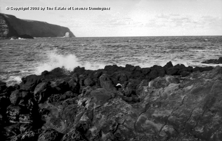 TAM_Ana_Havea_07.jpg - Easter Island. 1960. The Ana Havea bay, the motu and the Poike peninsula.