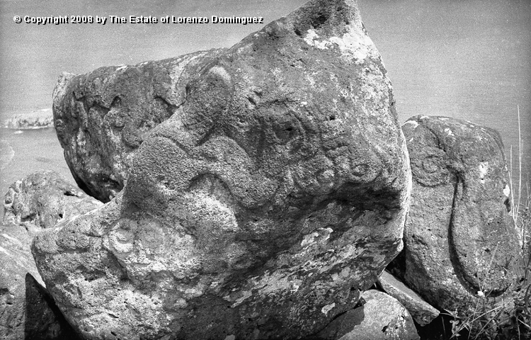 ORO_008.jpg - Easter Island.1960. Orongo. Rocks over the cliffs with petroglyphs representing birdmen makemake and komari.