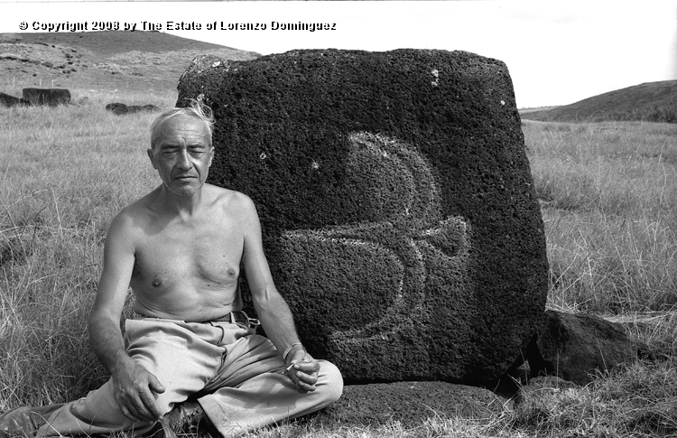 ANA_Pajaro_En_Vuelo_11.jpg - Easter Island. A1960. nakena. Lorenzo Domínguez near the petroglyph representing the flying bird.